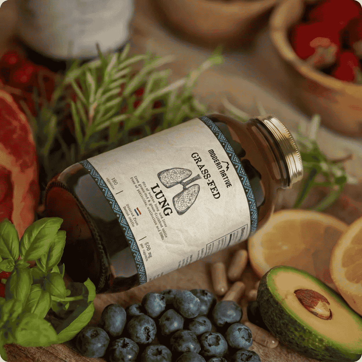 Skleněná dóza s doplňkem stravy Modern Native Grass-Fed Lung vedle přírodních surovin na světlém podkladu.